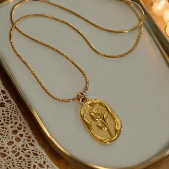 Tulip flower 18k gold plated pendant necklace. New. - Picture 3 of 13